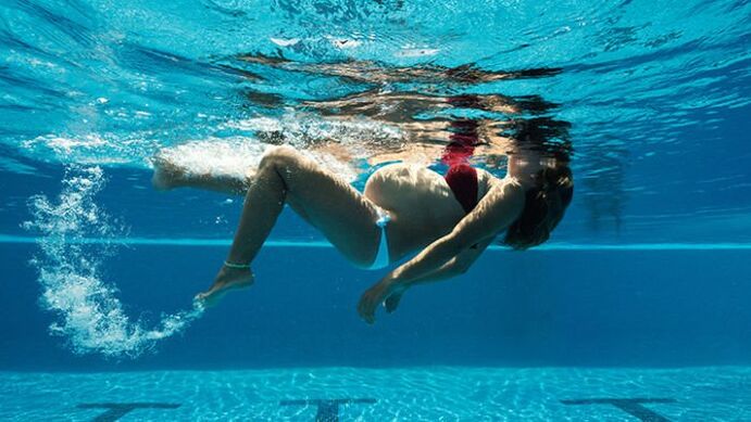 La natation est une méthode de prévention et de traitement des varices pendant la grossesse
